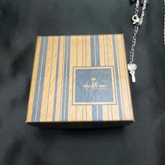 New, Without Tags, Betsy Johnson Long Neclace with Large Chrystal Pendant. - Picture 16 of 16